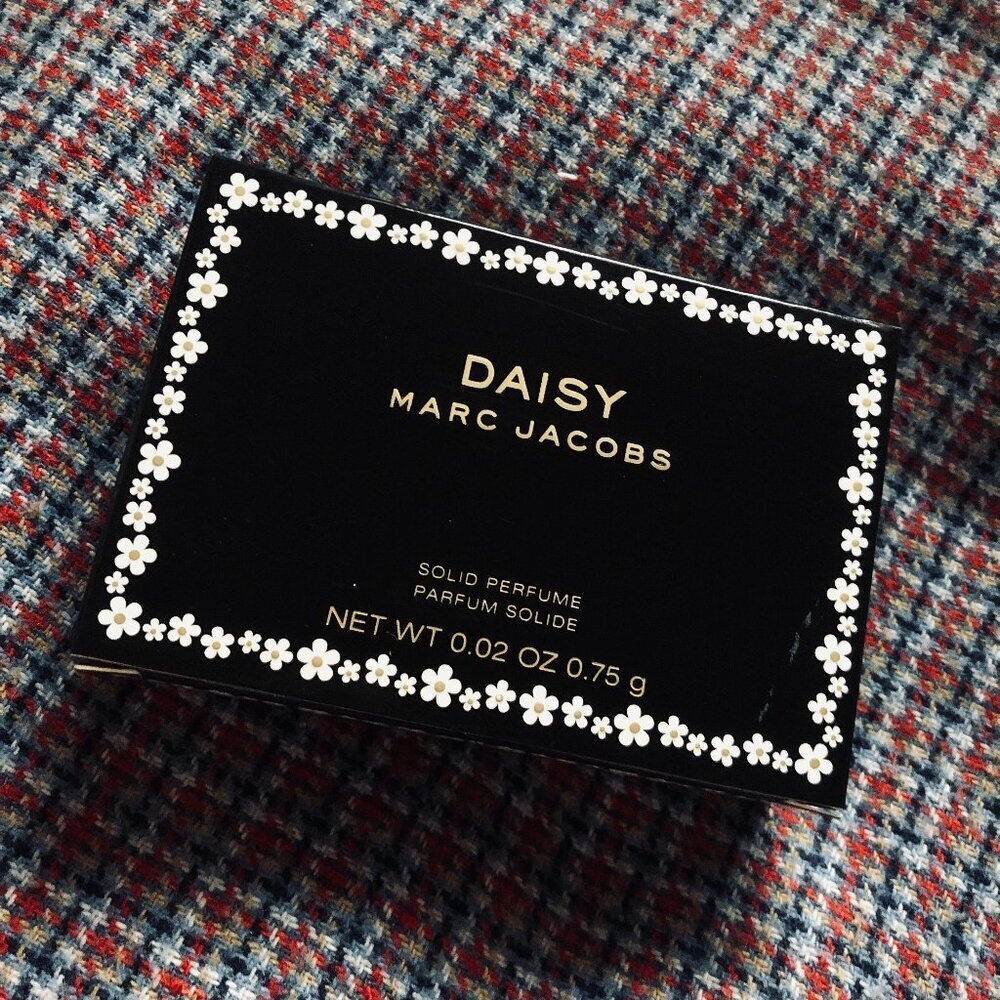 NIB Marc Jacobs Daisy Solid Perfume Pendant Necklace Gift Set Discontinued Pouch